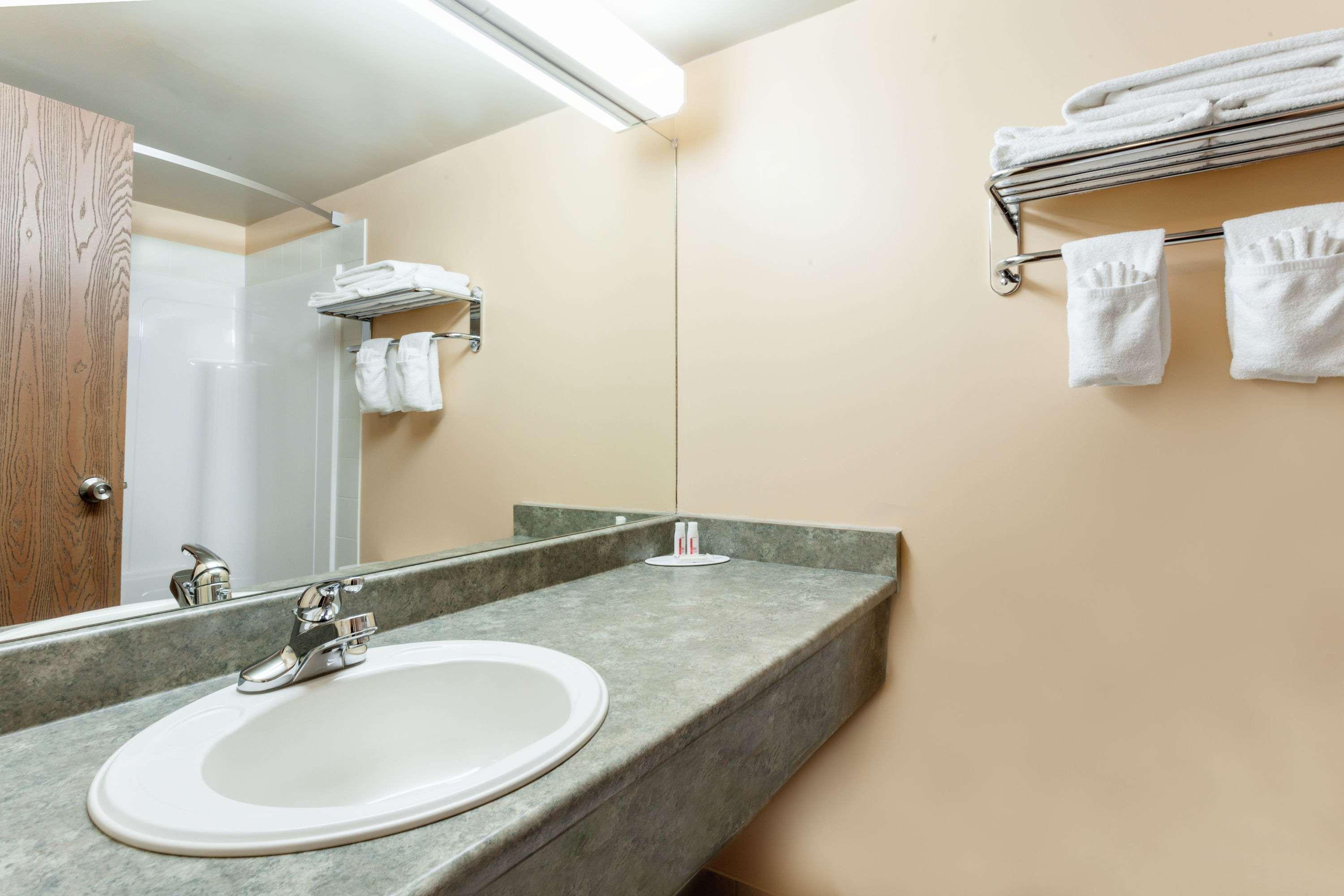 Super 8 By Wyndham Caraquet Hotel Ngoại thất bức ảnh