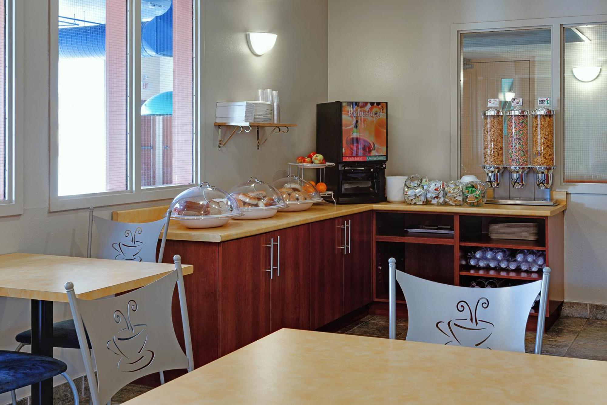 Super 8 By Wyndham Caraquet Hotel Ngoại thất bức ảnh